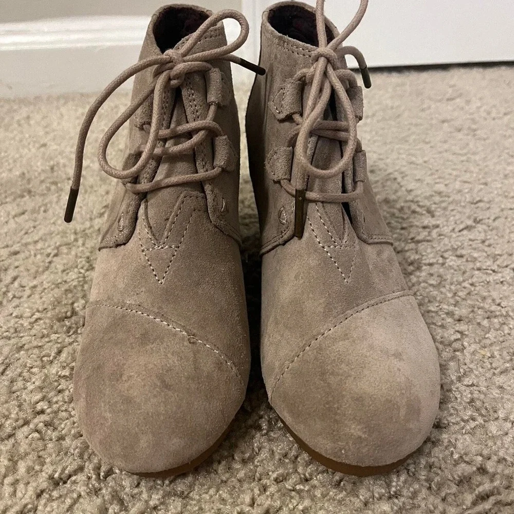 TOMS Womens Desert Wedge Taupe Suede Lace Up Ankle‎ Booties Size 7